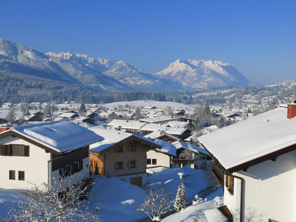Blick vom Balkon auf Reit im Winkl und Kaisergebir Ferienwohnungen Neumaier F