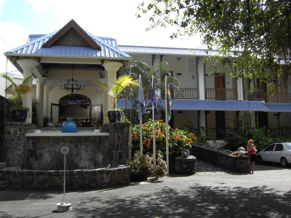 Hoteleingang Le Peninsula Bay Beach Resort & Spa