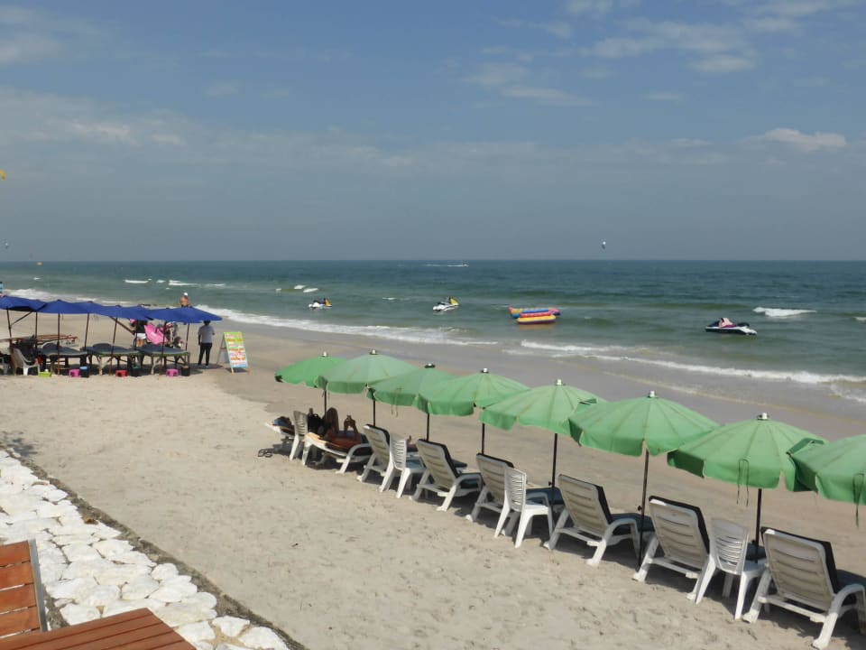 Strand mit hoteleigenen Liegen Sailom Hotel Hua Hin