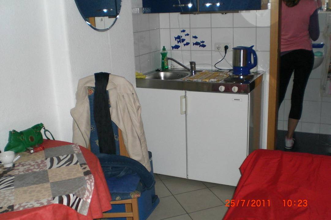 Küchenbereich mit Esstisch, Blick aufs Bad Ferienwohnung Villa Romantica