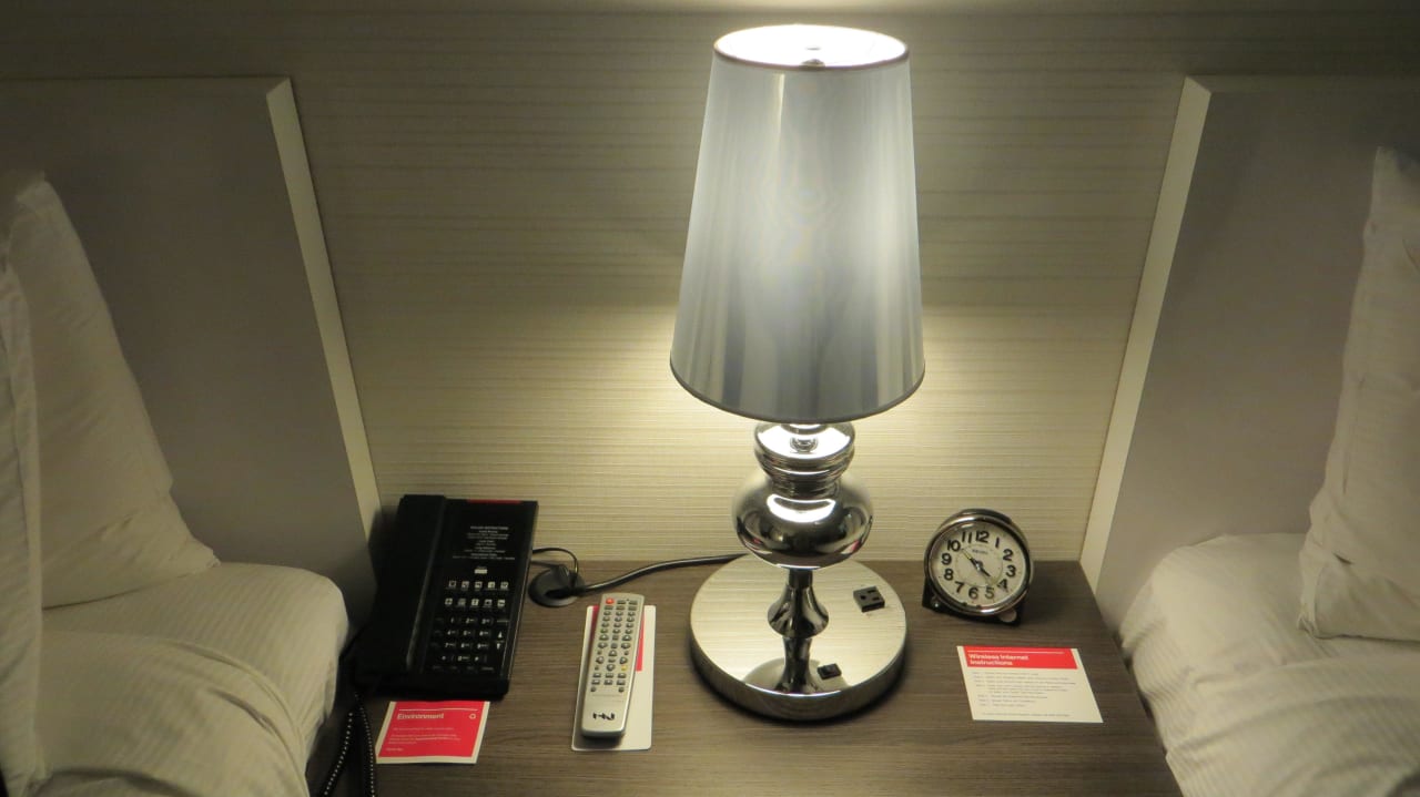 Tischlampe und Wecker im Nostalgiedesign Hotel The Palms Casino Resort