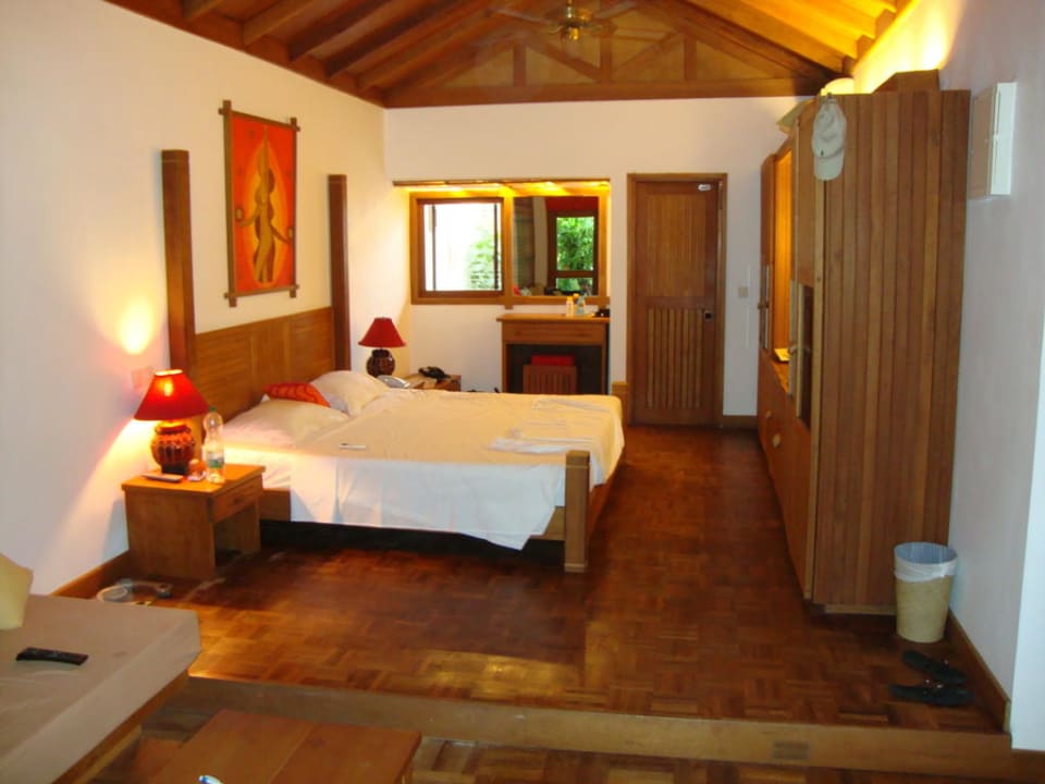 Schön beleuchtet das Zimmer NH Collection Maldives Reethi Resort