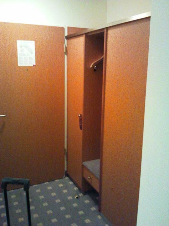 Schrank Leonardo Hotel Hamburg Airport