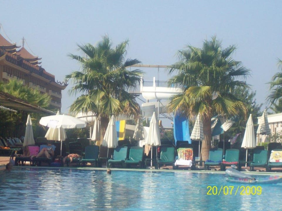Blick über den Pool auf die Rutschen Hane Family Resort