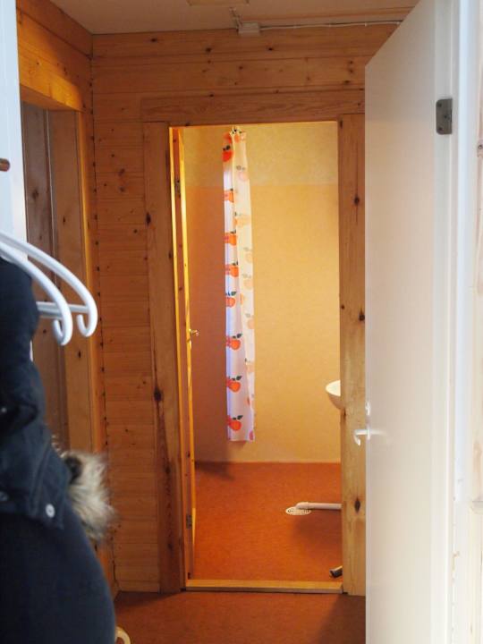 Blick Richtung Badezimmer Apartments Kätkävaaran Luontokeskus