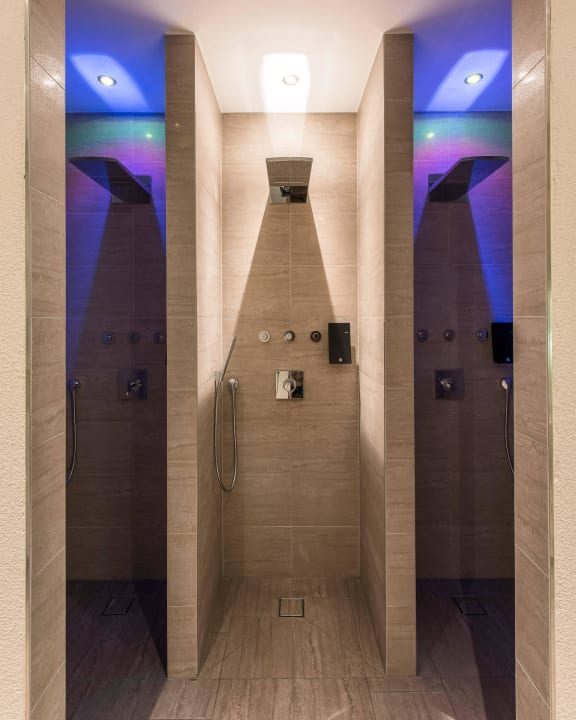 Duschen im anderen Licht Hotel Sonnleiten