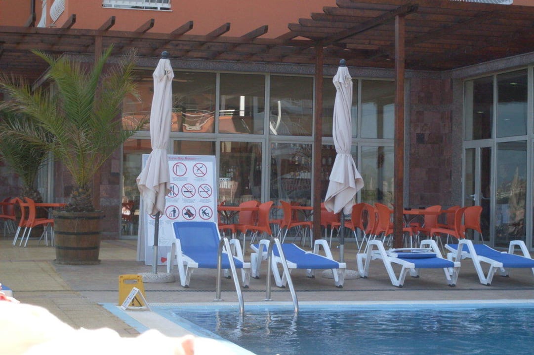 Pool und Poolbar im Hintergrund Sol Luna Bay