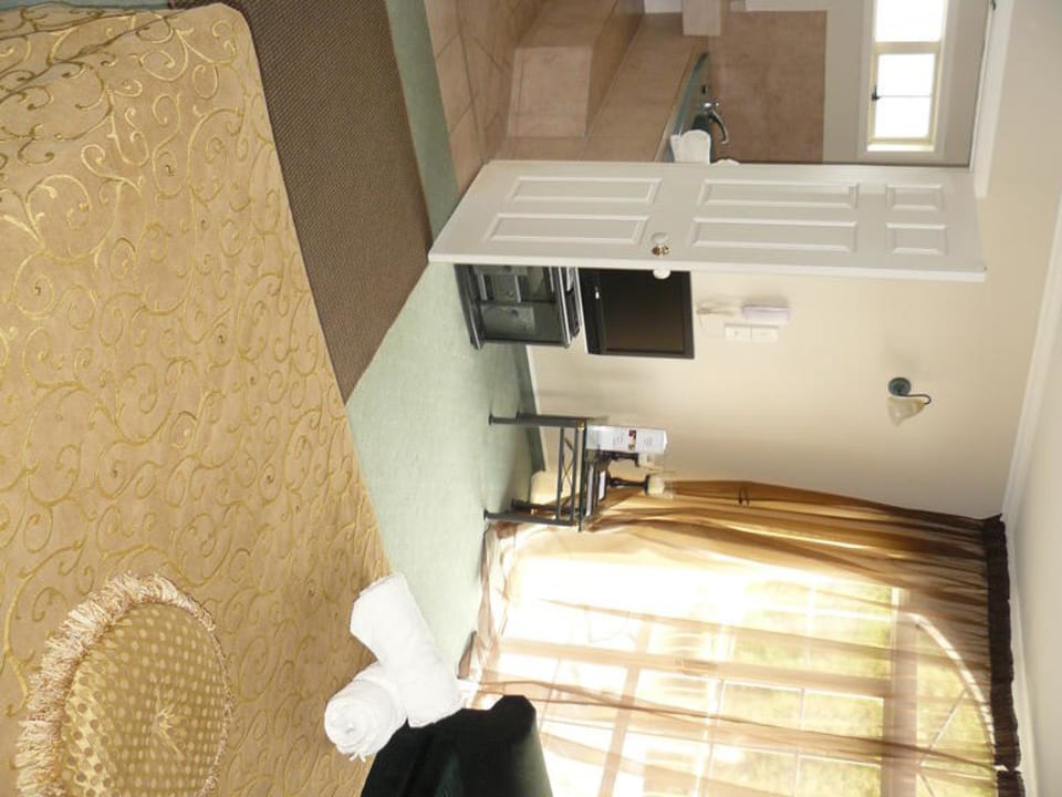 Wohnbereich mit Blick auf Badezimmer mit Whirlpool Hotel Silver Fern Motor Inn