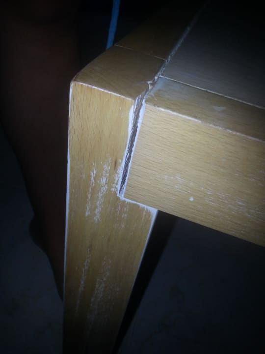 Der kaputte tisch auf unseren zimmer Barceló Portinatx - Adults only