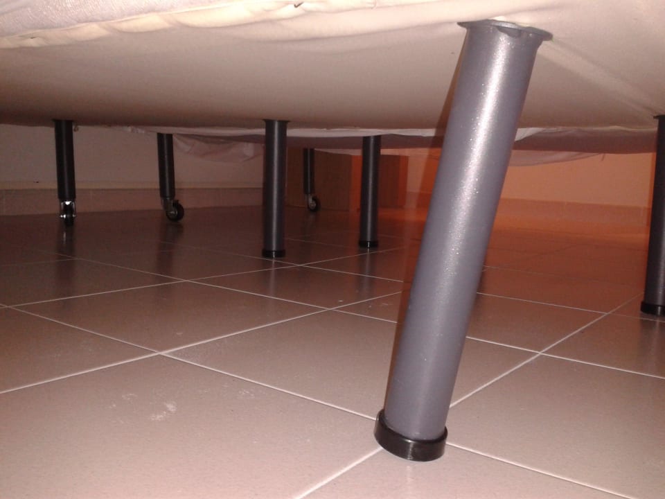 Hotelbett von unten (siehe Bewertung) Welikehotel Marfil Playa