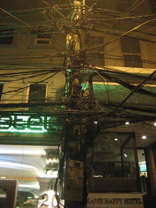 Kabel Wirrwarr vor dem Hotel Vietview Hotel & Spa