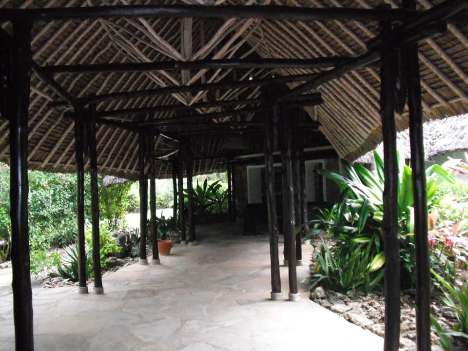 Weg zur Rezeption Bahari Beach Hotel