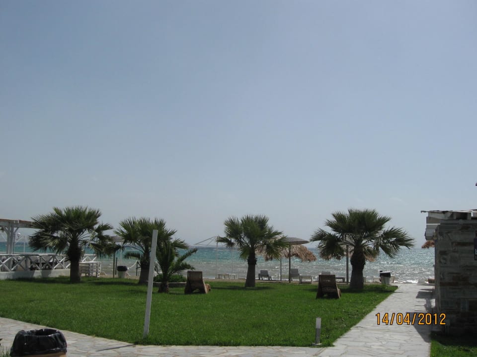 Garten und Strand des Hotels Brown Beach Eretria