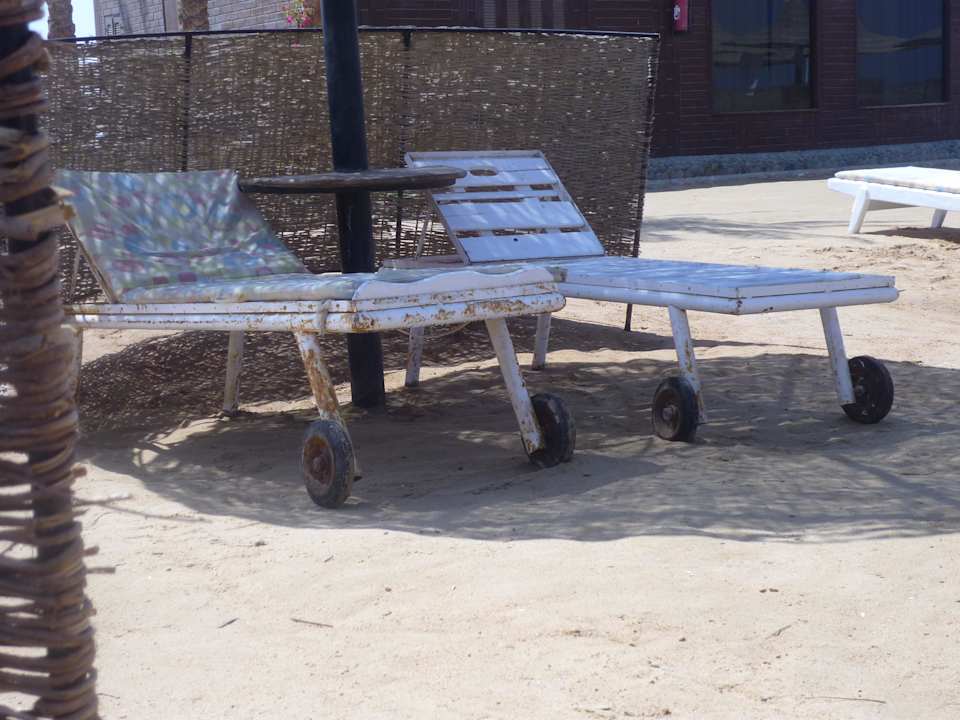 Verrostete Strandliegen Riviera Aqua Park Resort