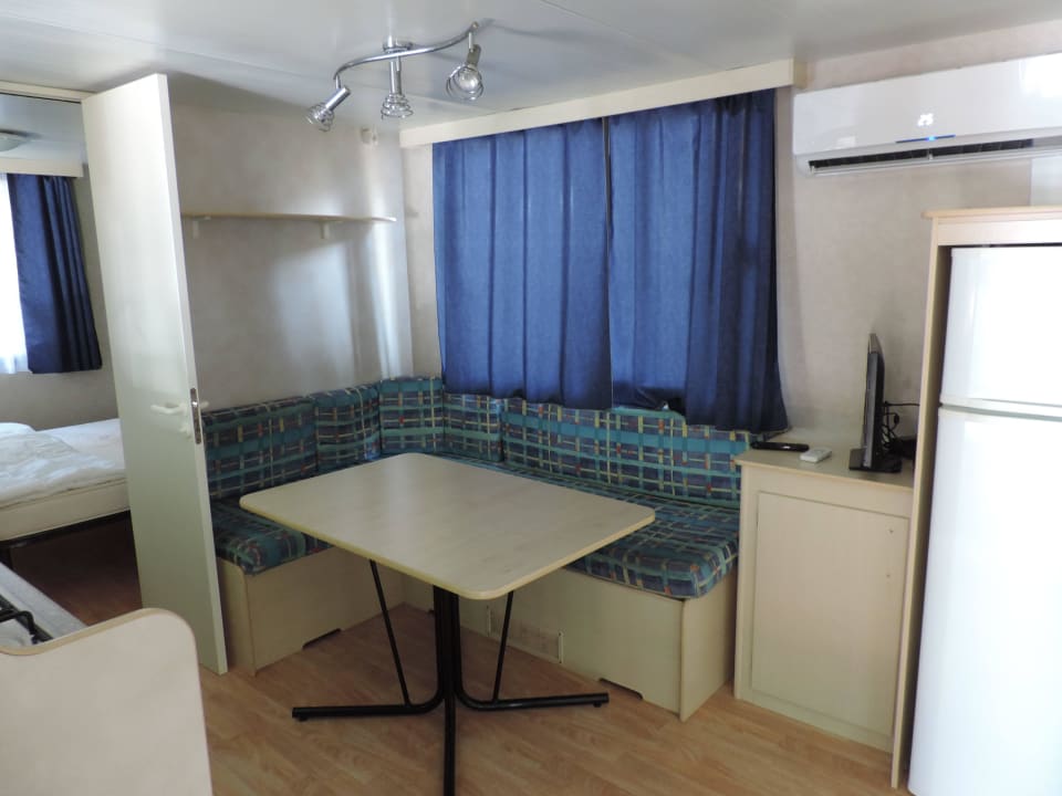 Wohnzimmer mit TV Camping Strasko