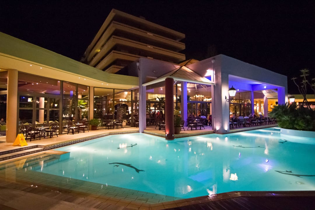 Hotelanlage am Abend Dionysos Hotel