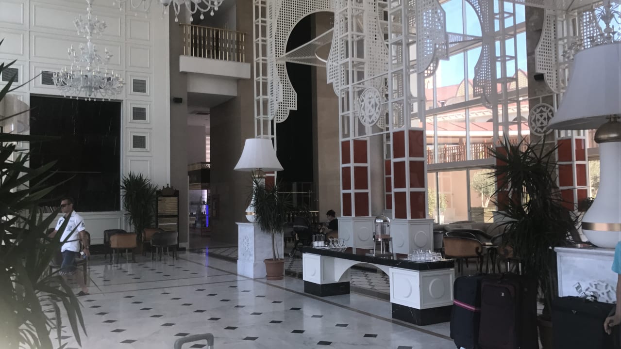 Lobby Well Palace Side