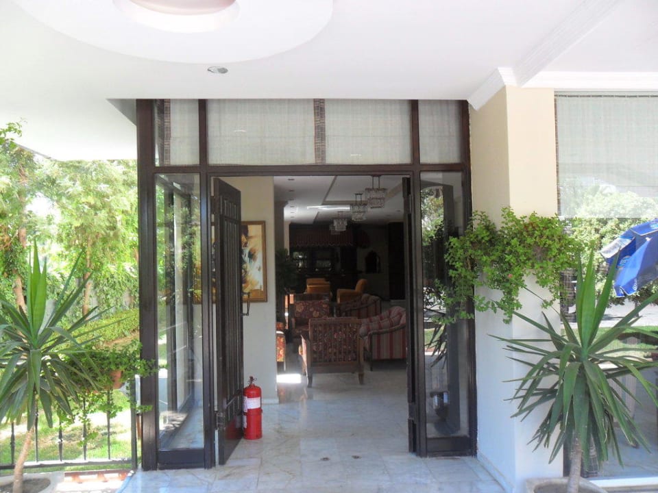 Eingang ins Nebengebäude Hotel Royal Garden Beach