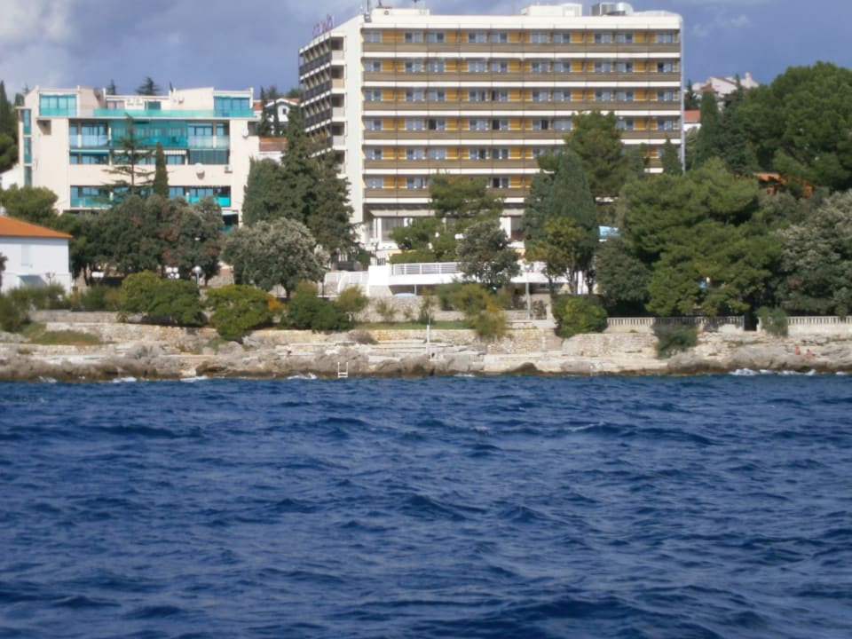 Blick vom Meer auf das Hotel Drazica Resort - Hotel Drazica