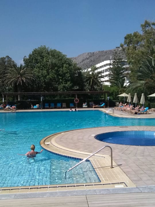 Großer Pool Apollonia Beach Resort & Spa