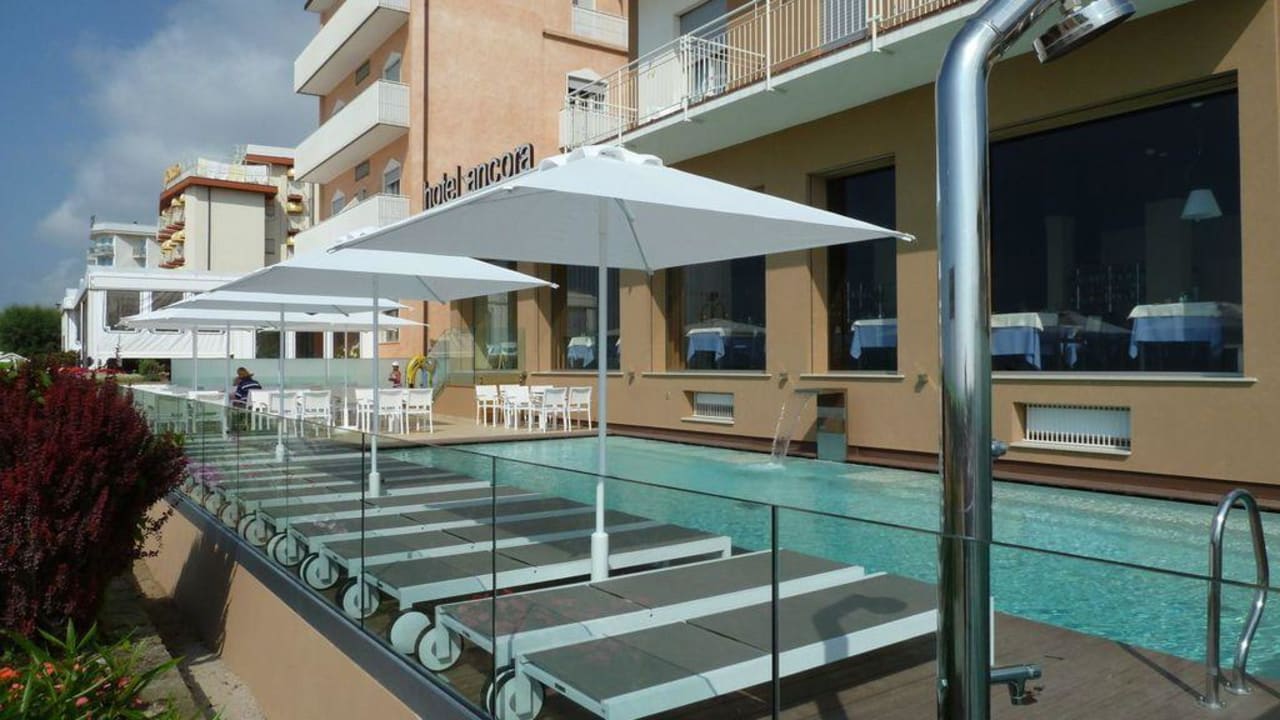 Pool und Liegen Hotel Ancora
