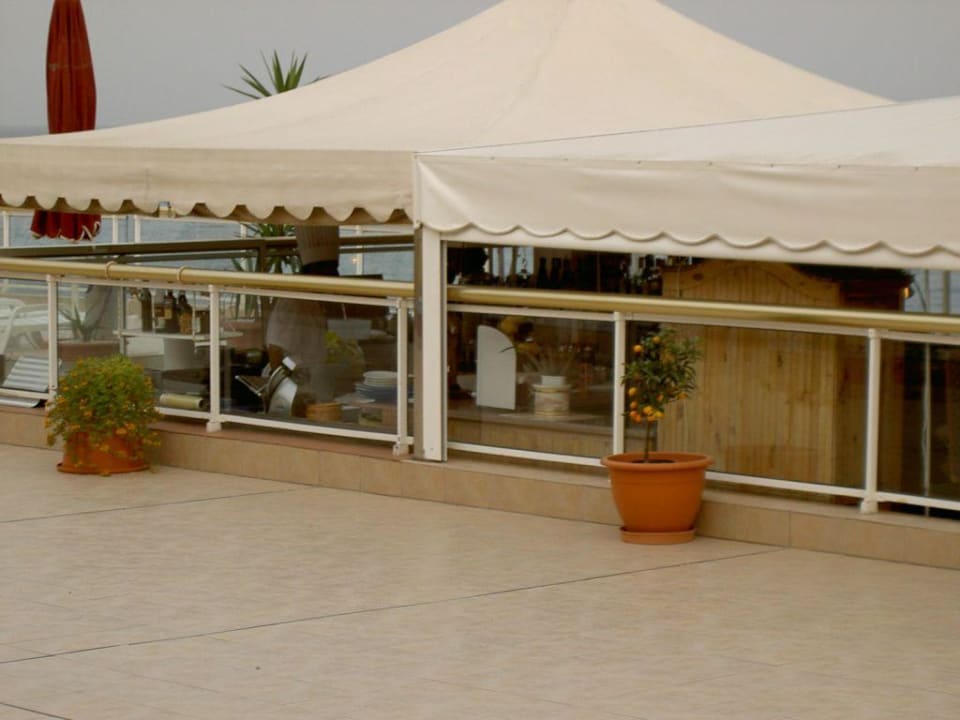 Poolbar mit gläserne Küche Hotel Atlantic Beach Club