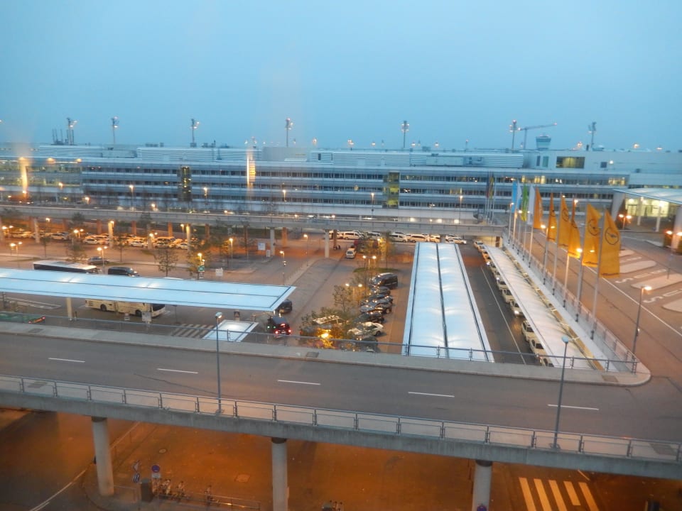 Hinaus auf das Flughafenareal Hilton Munich Airport