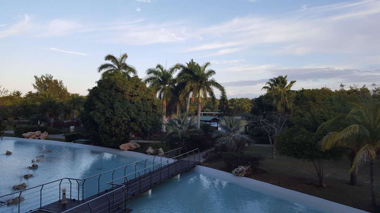 Blick auf die Poolanlage Blau varadero - Adults only