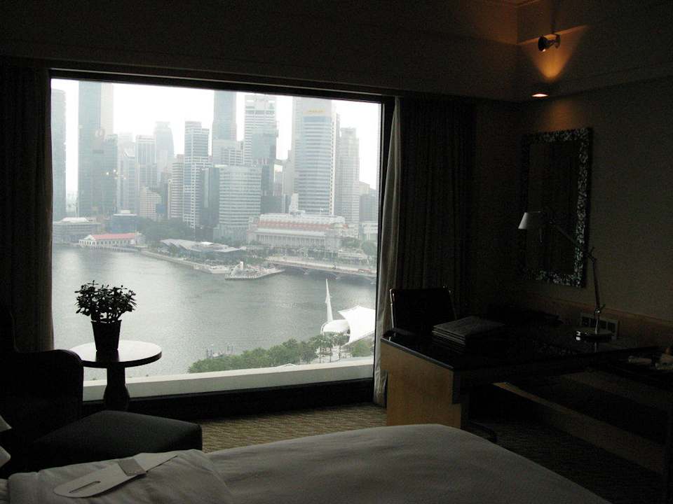 Blick aus dem Bett zur Marina Bay Hotel Mandarin Oriental Singapore