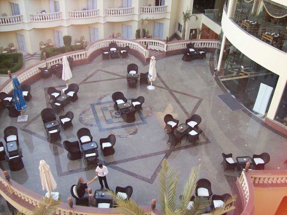 Schöne Terrasse, die zur Bar gehört Riviera Aqua Park Resort