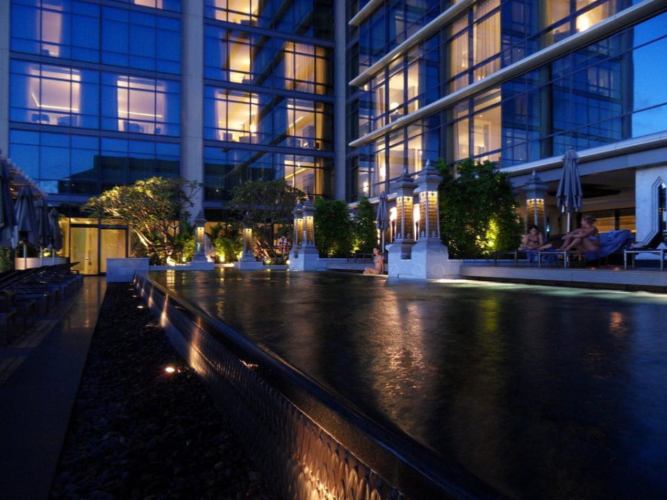 Pool am Abend Hotel The St. Regis Bangkok