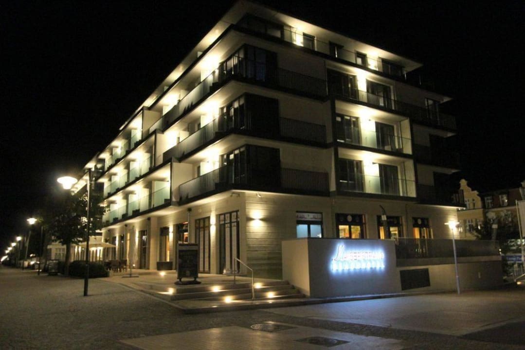 Nachtansicht SEETELHOTEL Kaiserstrand Beachhotel