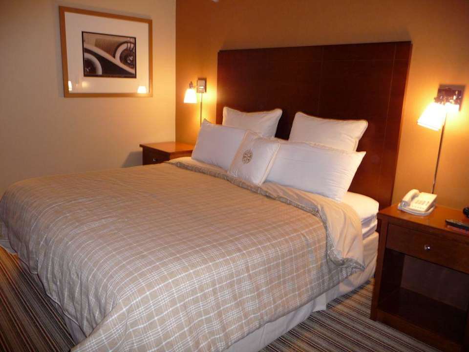 Kingsize Bett Hotel Four Points by Sheraton Detroit Metro Airport