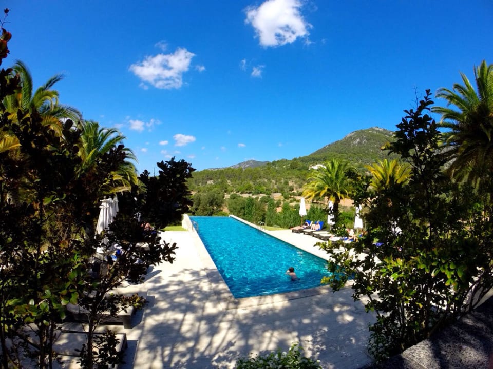Blick auf den Pool von der "unteren" Terrasse  Hotel Monnaber Vell