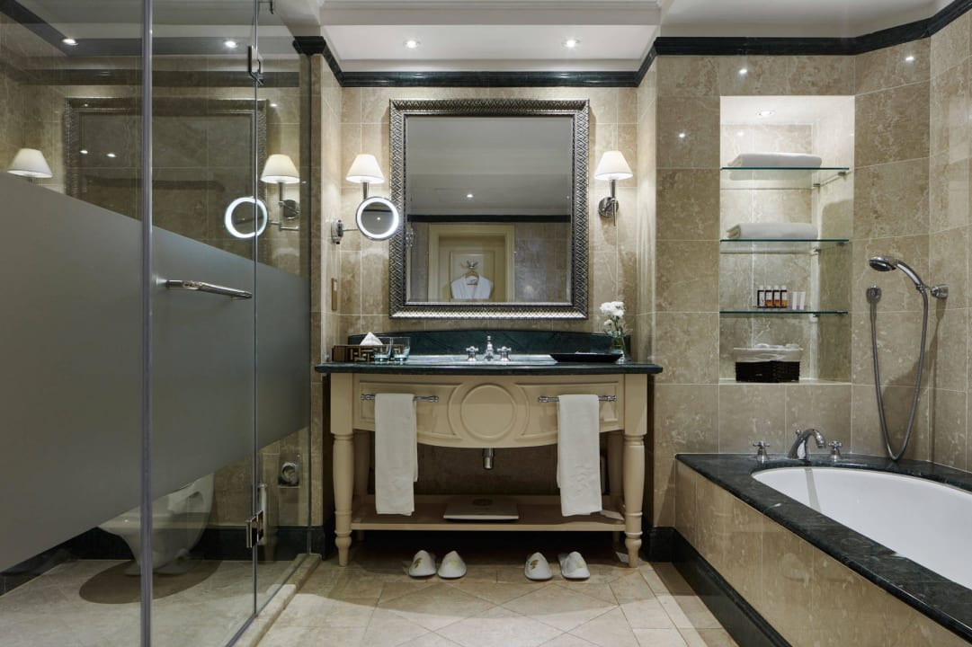 Family bathroom Aphrodite Hills Hotel