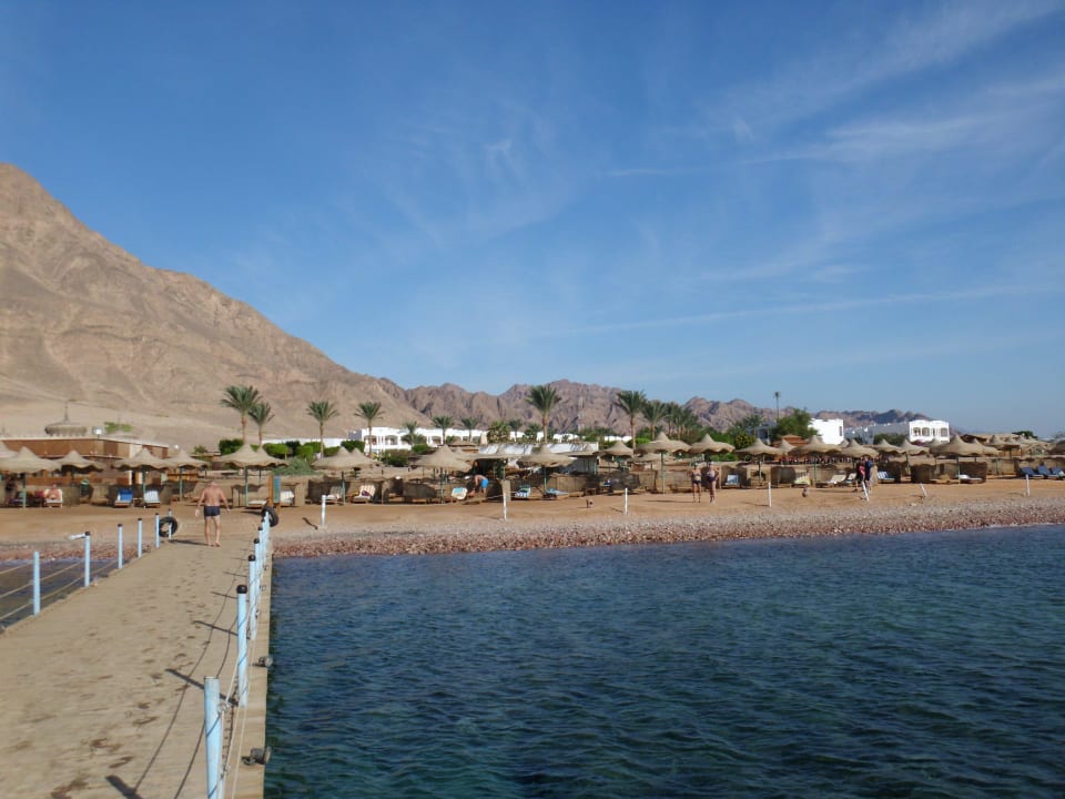 Blick vom Steg auf den Strand Happy Life Village