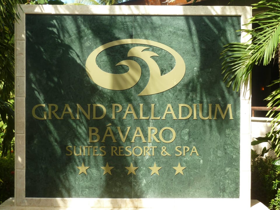 Am Hoteleingang Grand Palladium Select Bávaro Resort & Spa