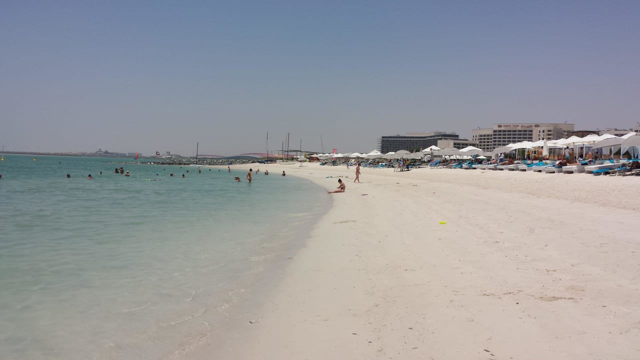 Yas Beach (Blick nach rechts Hotel & Ferrariworld) Crowne Plaza Hotel Yas Island