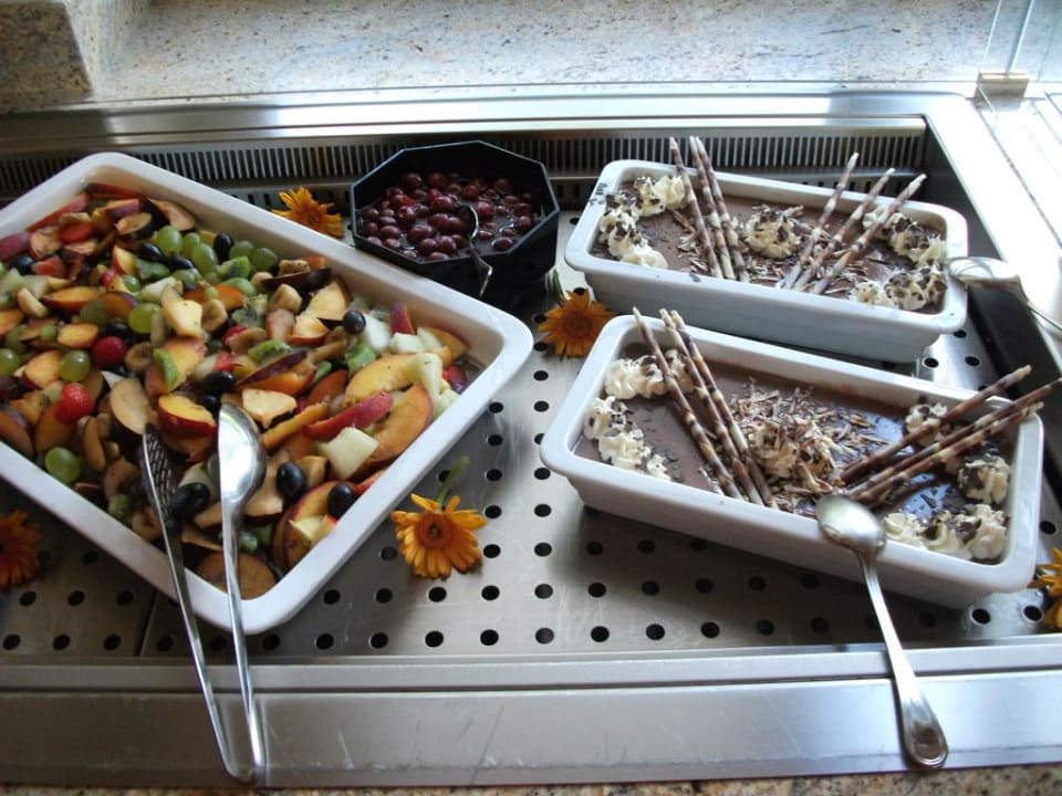 Ein kleiner Teil des Desserts Hotel Regenbogenland Zum Kramerwirt