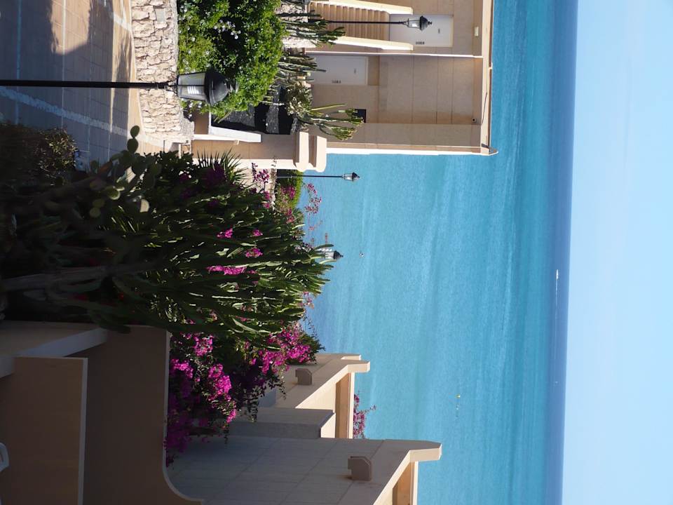 In der Anlage auf dem Weg zum Meer SBH Hotel Taro Beach