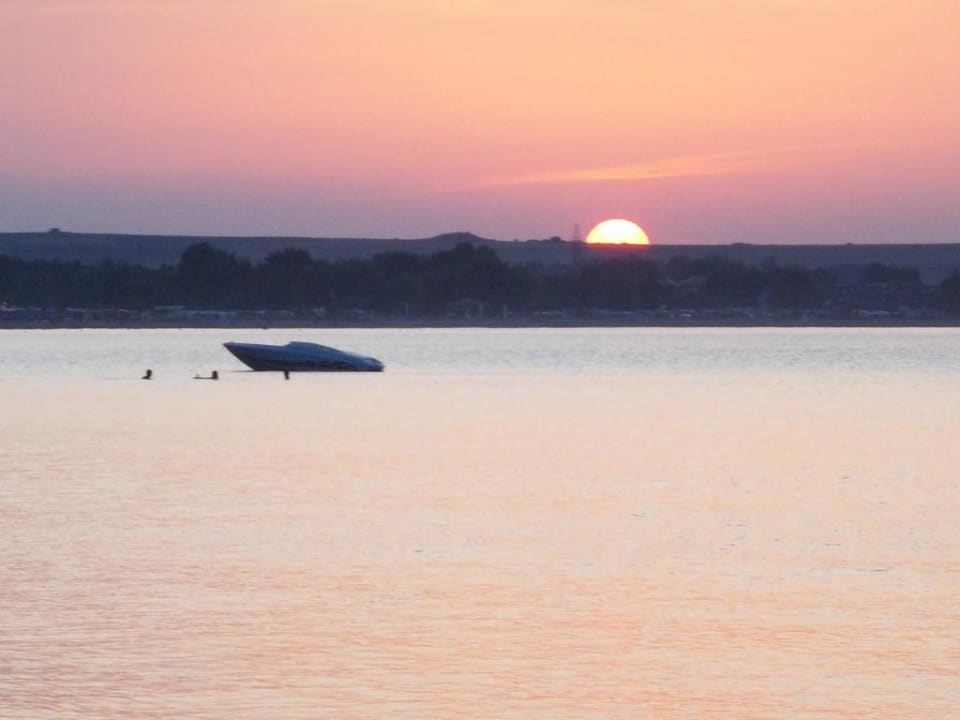 Sonnenuntergang am Strand Blue Orange Beach Resort