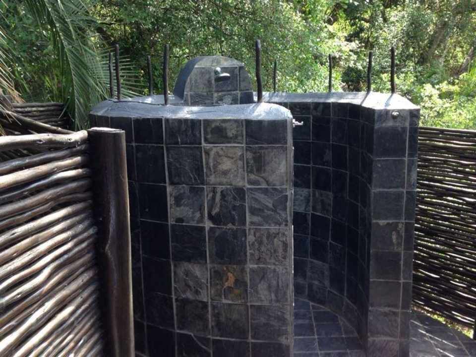 Außendusche Three Cities Makakatana Bay Lodge