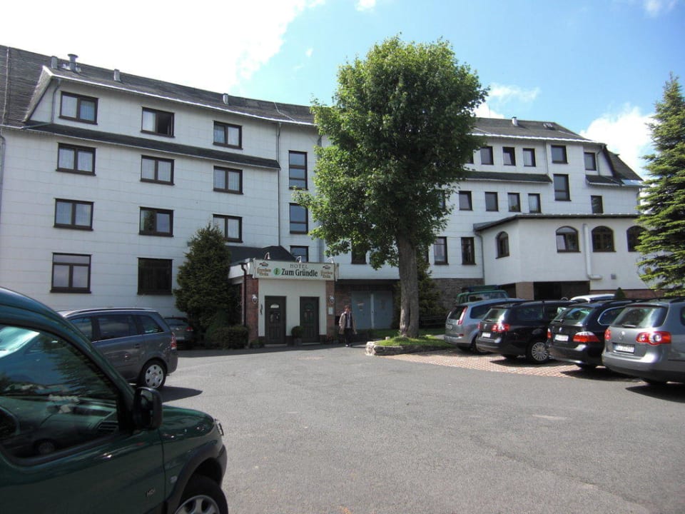 Außenansicht und Haupteingang/Parkplatz Hotel Zum Gründle