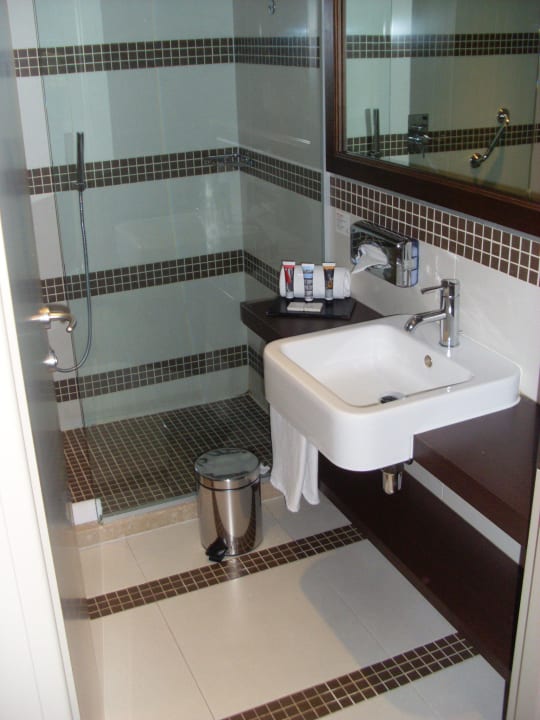 Bad rechte Seite Hotel Ramada Plaza Milano