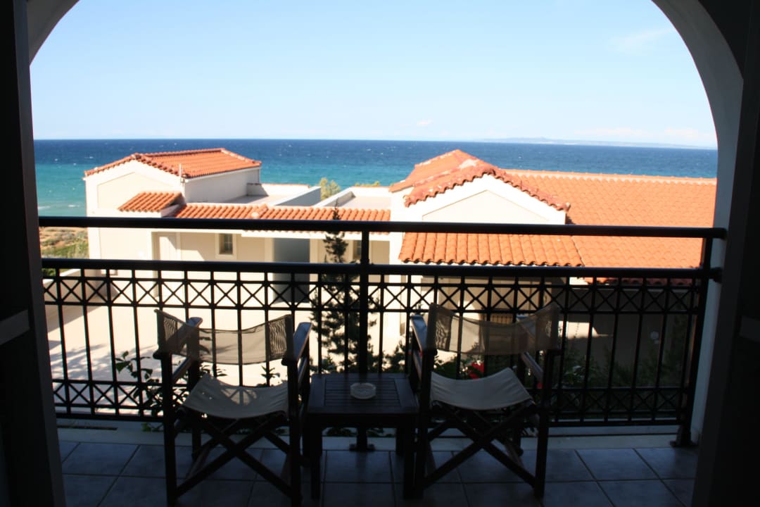Der Balkon mit Meerblick  The Bay Hotel & Suites