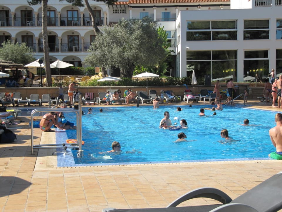 Einer der drei Pools Hotel Beach Club Font de Sa Cala