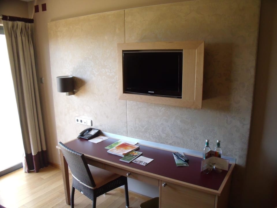 Moderner Fernseher und Schreibtisch ROBINSON JANDIA PLAYA