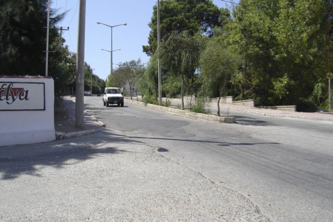 Straße vor dem Hotel Club Sidelya Hotel