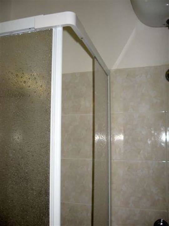 Duschwanne ca. 60x60 mit defekter Duschabtrennung Hotel Galeno