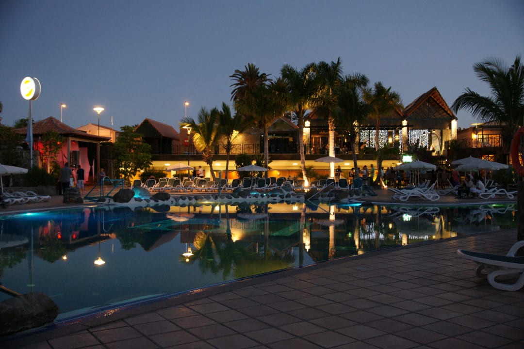Nachtaufnahme vom Pool allsun Hotel Esplendido